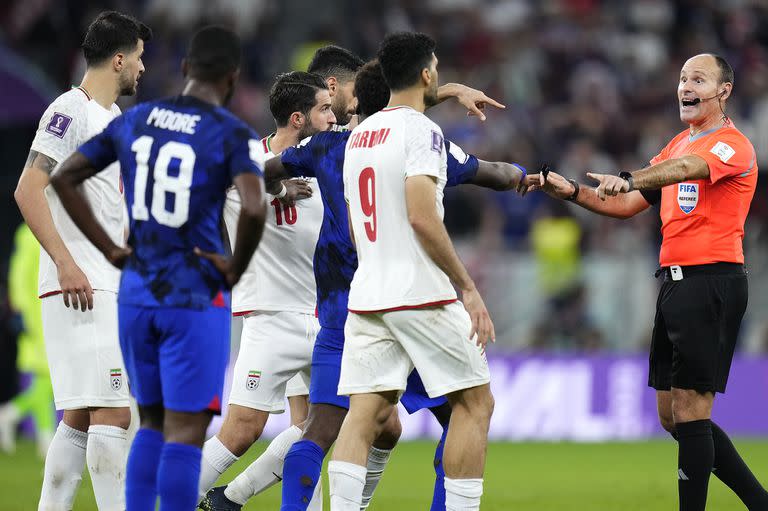Antonio Mateu Lahoz enfrenta el reclamos de los jugadores de Irán frente a los Estados Unidos, en el partido jugado el 29 de noviembre en el estadio Al Thumama 