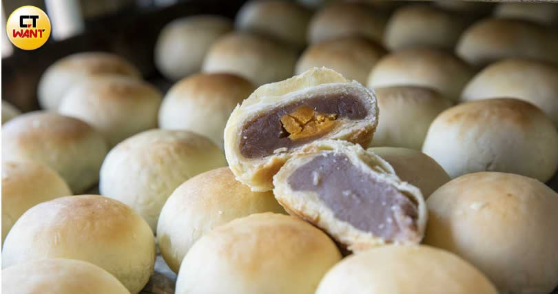 每日現烤的「傳統芋泥餅」，內餡滑潤濃郁，十足古早味。（圖／宋岱融攝）