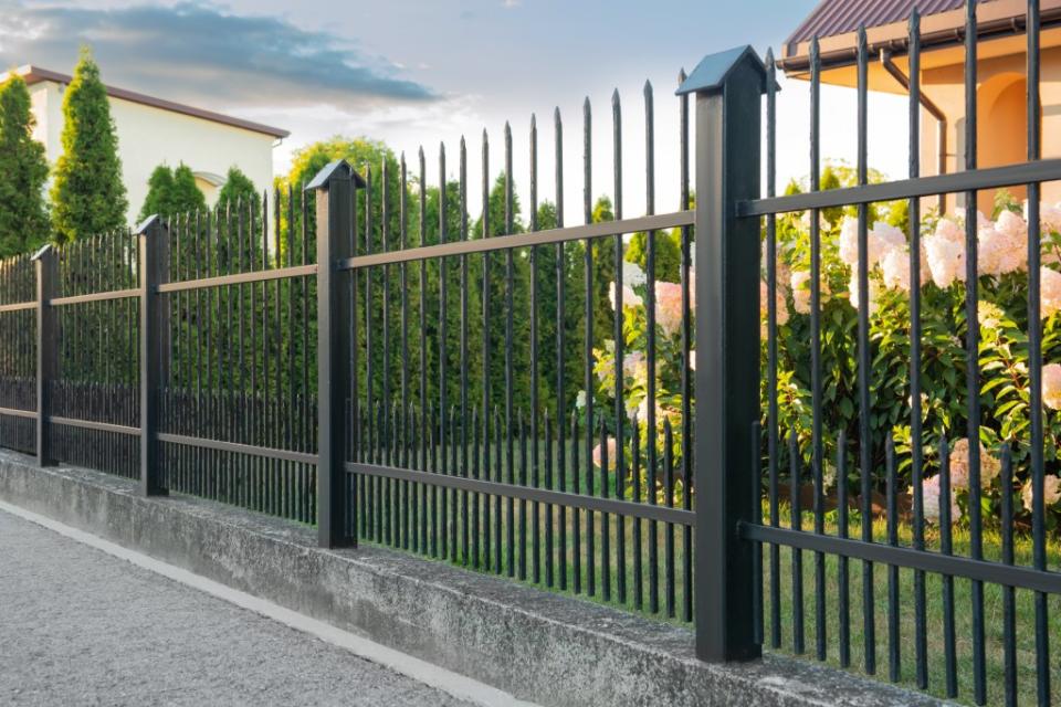 A good landscape with trees and shrubs is the perfect site for a burglar because it gives them a place to hide. New Africa – stock.adobe.com