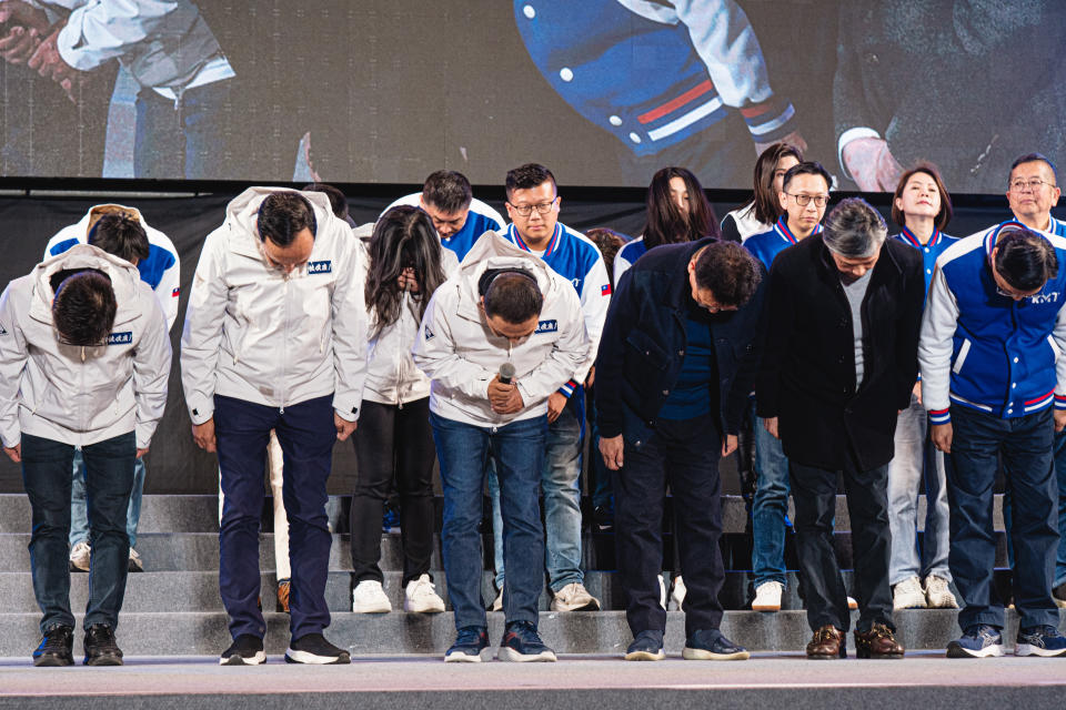 侯友宜宣布敗選時，兩度向支持者鞠躬。(Photo by Sawayasu Tsuji/Getty Images)