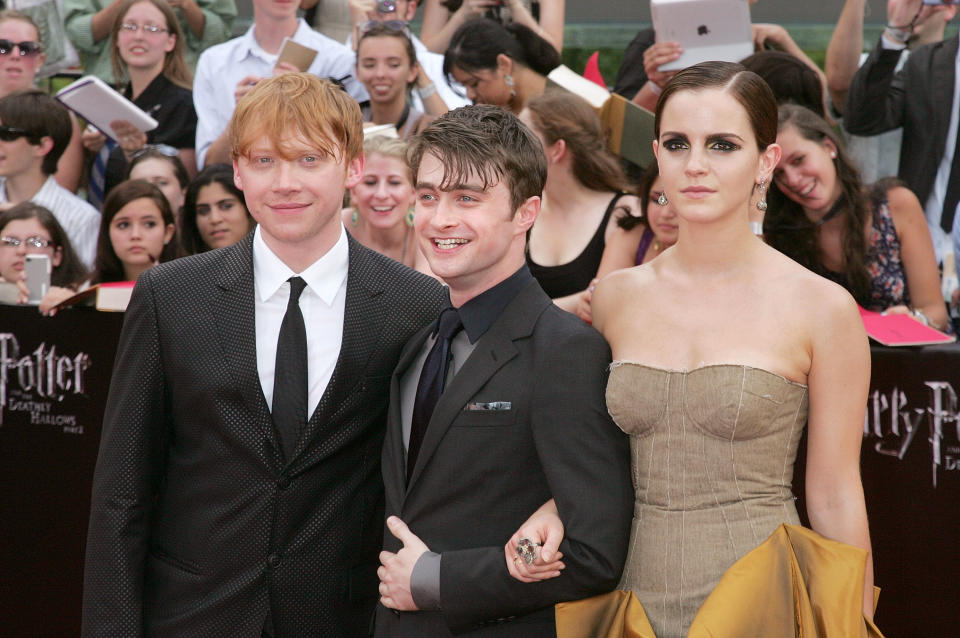 NUEVA YORK, NY - 11 DE JULIO: Los actores Rupert Grint, Daniel Radcliffe y Emma Watson asisten al estreno de 