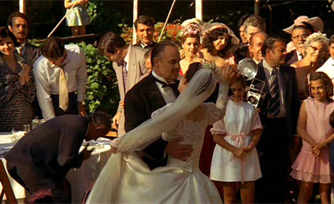 ‘El padrino’: 46.730$ en 1945. La lujosa boda que Vito Corleone celebró para su hija Connie fue de lo más extravagante. Comida abundante, regalos especiales, cientos de invitados, música en vivo y, por supuesto, mucha seguridad. ¡Una fortuna! (©Paramount)