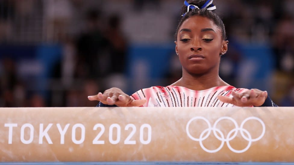 Simone Biles apoya sus manos en la barra de equilibrio en 'Tokyo 2020'