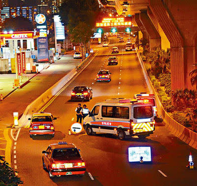 香港28日晚封鎖各大幹道，但最後仍被綁匪逃逸。（翻攝網路）