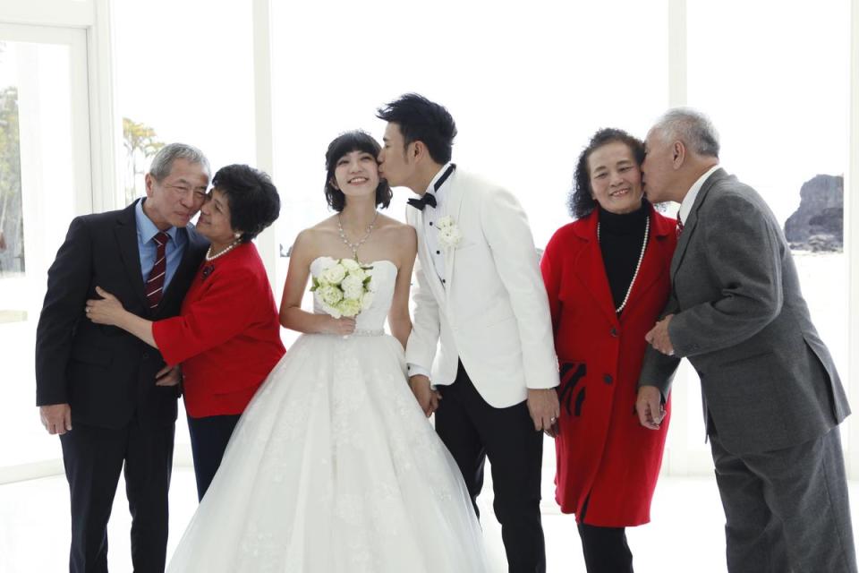 香蕉哥哥與草莓姐姐在沖繩舉辦婚禮，也帶著父母家人一起去旅行。（奧米加提供）