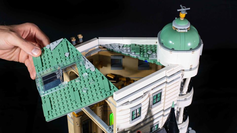 Removing the roof of the Lego Harry Potter Gringotts Wizarding Bank