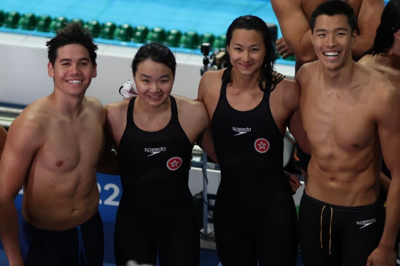 港隊昨由林昭光、鄭渝、鄭莉梅及何甄陶打破男女子4×100米自由泳接力港績。