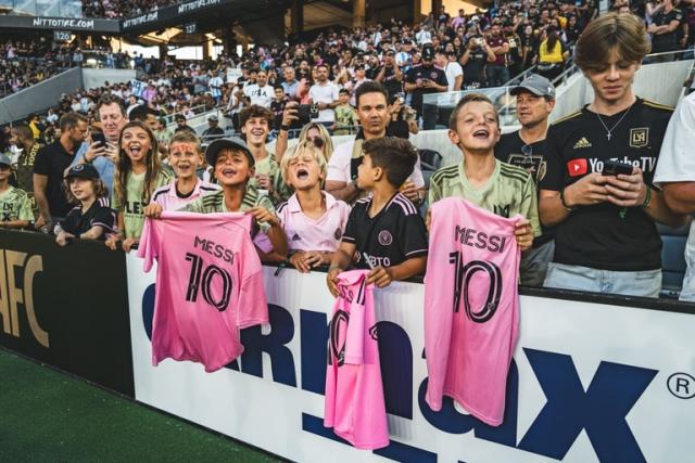 El meteórico ascenso de la camiseta rosa de Messi: cómo se convirtió en la  prenda deportiva de moda en todo el mundo - LA NACION