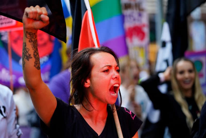 Una manifestante grita consignas en una manifestación por el Día Internacional de la Mujer en Melbourne