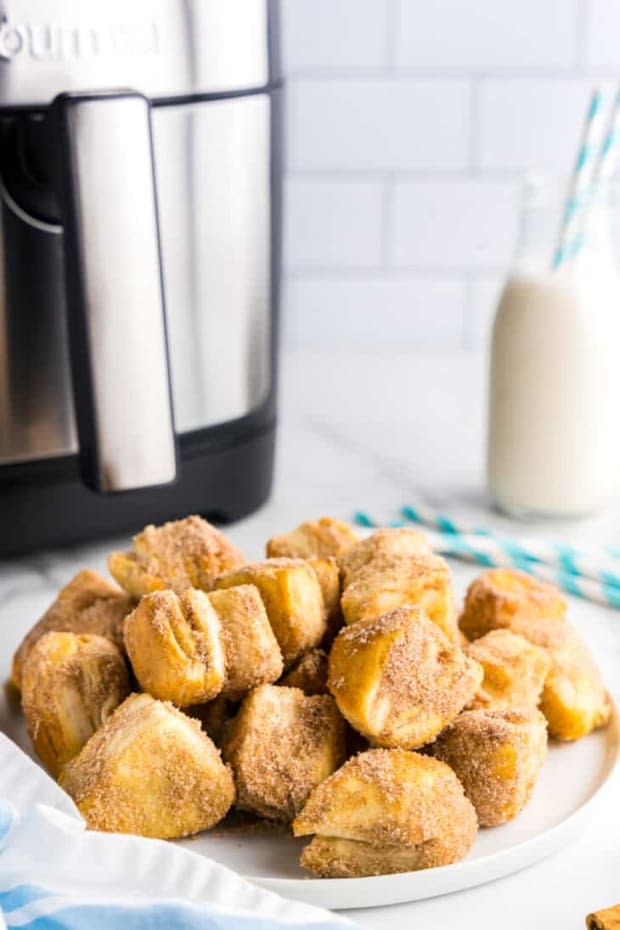 <p><a href="https://www.julieseatsandtreats.com/cinnamon-sugar-air-fryer-donut-holes/" rel="nofollow noopener" target="_blank" data-ylk="slk:Julie's Eats and Treats;elm:context_link;itc:0;sec:content-canvas" class="link ">Julie's Eats and Treats</a></p>