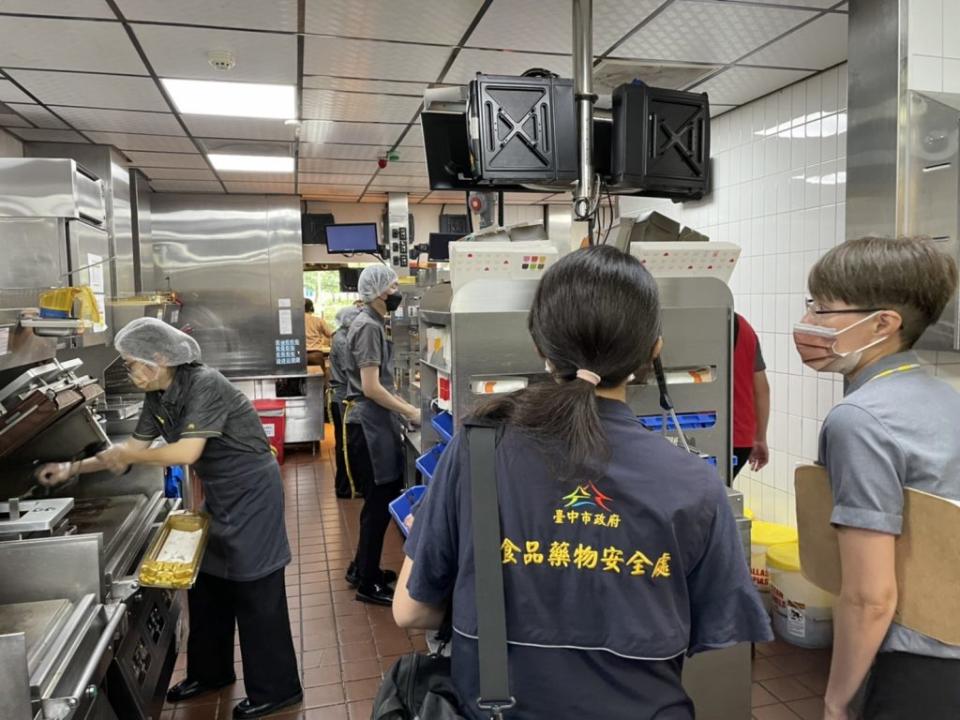 麥當勞潭子中山店訂購餐點，發現飲料溢出至塑膠袋內，又將溢出的飲料倒回杯內，食安處派員前往稽查。（記者徐義雄攝）