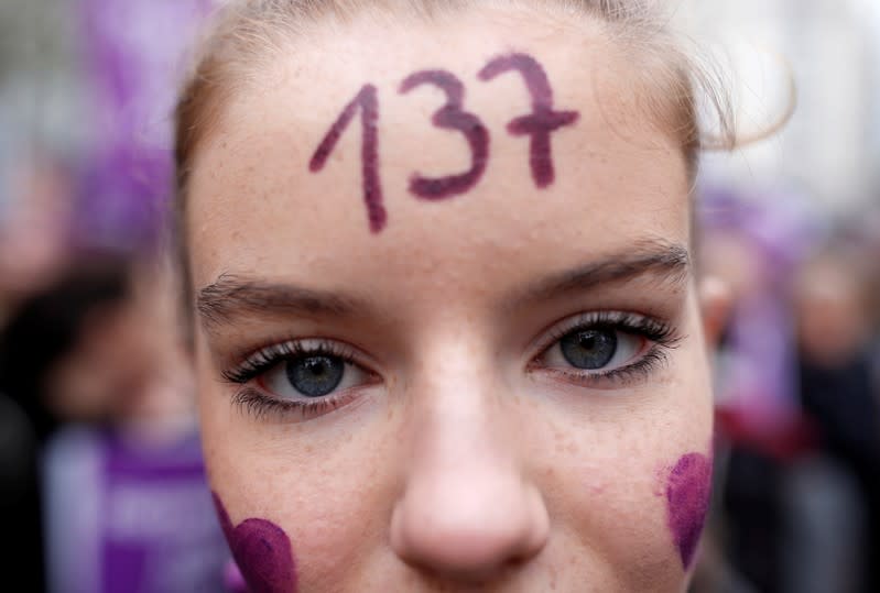Una mujer asiste a una manifestación para protestar contra el feminicidio y la violencia contra las mujeres en París