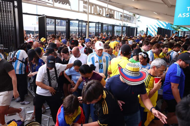 Corridas e incidentes en los ingresos para la final entre la Argentina y Colombia