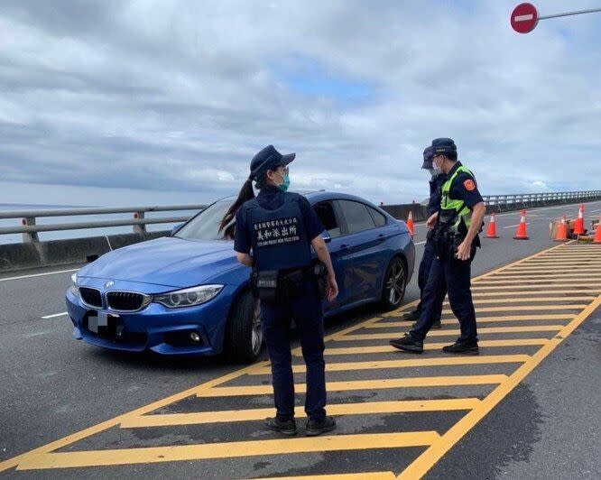 台東縣大武分局員警在台9線和美路段攔獲涉案車輛。（翻攝畫面）