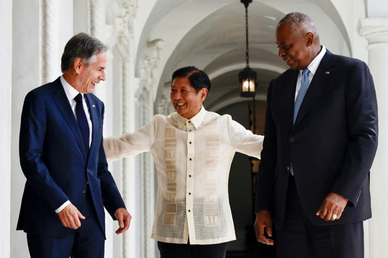 El presidente filipino, Ferdinand Marcos Jr. (C) saluda al secretario de Estado Antony Blinken (I) y el secretario de Defensa, Lloyd Austin, el 30 de julio de 2024 en Manila (Francis R. MALASIG)
