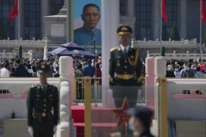 2023年4月30日，北京天安門廣場的孫中山肖像與大批遊客。（美聯社）