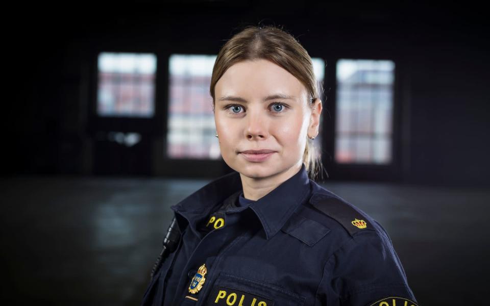 Den Job als Polizistin und das Privatleben miteinander zu vereinbaren, ist nicht immer leicht - erst recht, wenn man in den Problemvierteln von Malmö ermittelt. Die schwedische Krimiserie "Thin Blue Line" (ab 4. Juni, ZDFmediathek) erzählt davon, wie Sara (Amanda Jansson) und ihre Kolleginnen und Kollegen zwischen Gewalt, Hass und Schmerz bestehen. (Bild: ZDF / ITV)