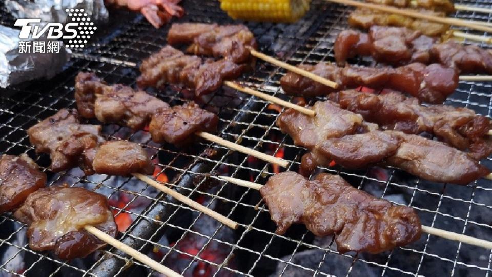 在住家騎樓烤肉當心挨罰。（示意圖／shutterstock達志影像）