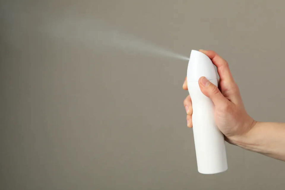 Especialista destaca perigos de desafio do desodorante (Imagem: AtlasComposer/Envato)