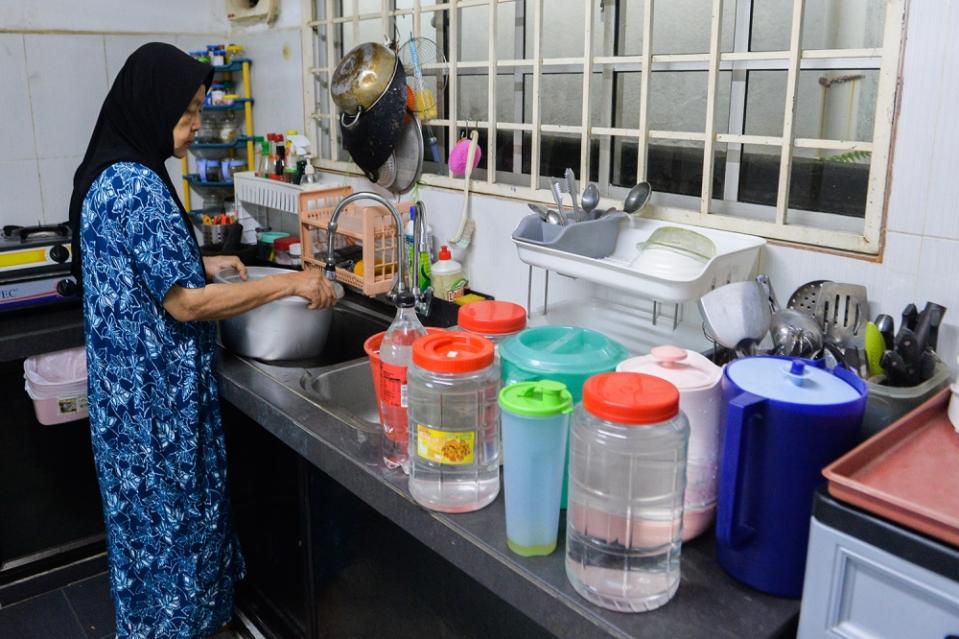 Every available container is used to store water in anticipation of the water cut in several areas throughout the Klang Valley in Selangor, October 10, 2023. — Picture by Miera Zulyana