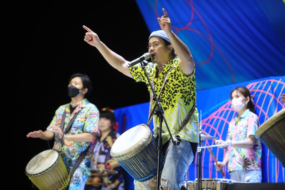 《圖說》2022新北市鼓藝節淡水場巡演活動由SewaTom樂團開場，以熱情的非洲鼓，混和雷鬼風格，帶動全場氣氛。〈文化局提供〉