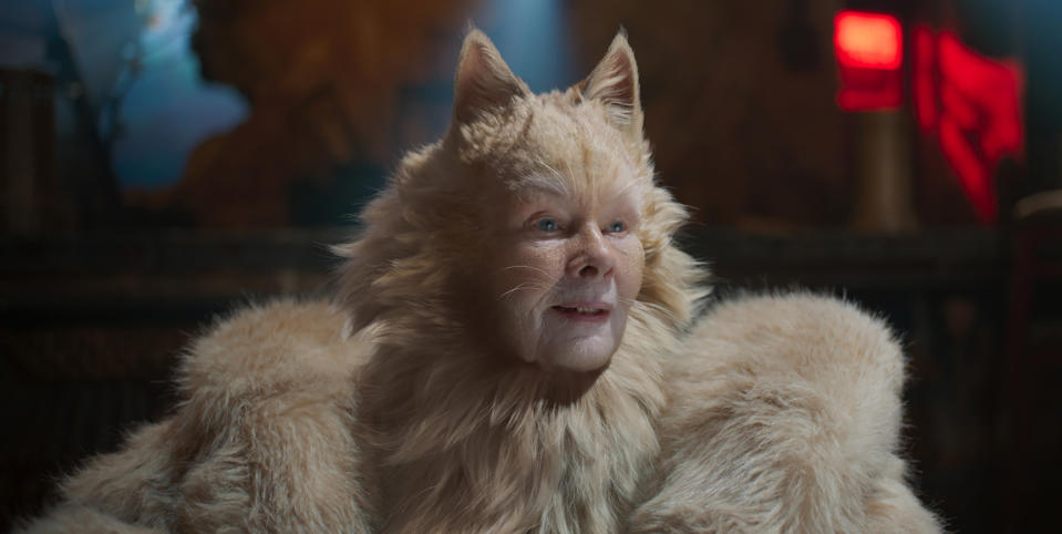 Judi Dench en el papel de Old Deuteronomy en una escena de "Cats" en una imagen proporcionada por Universal Pictures. (Universal Pictures via AP)