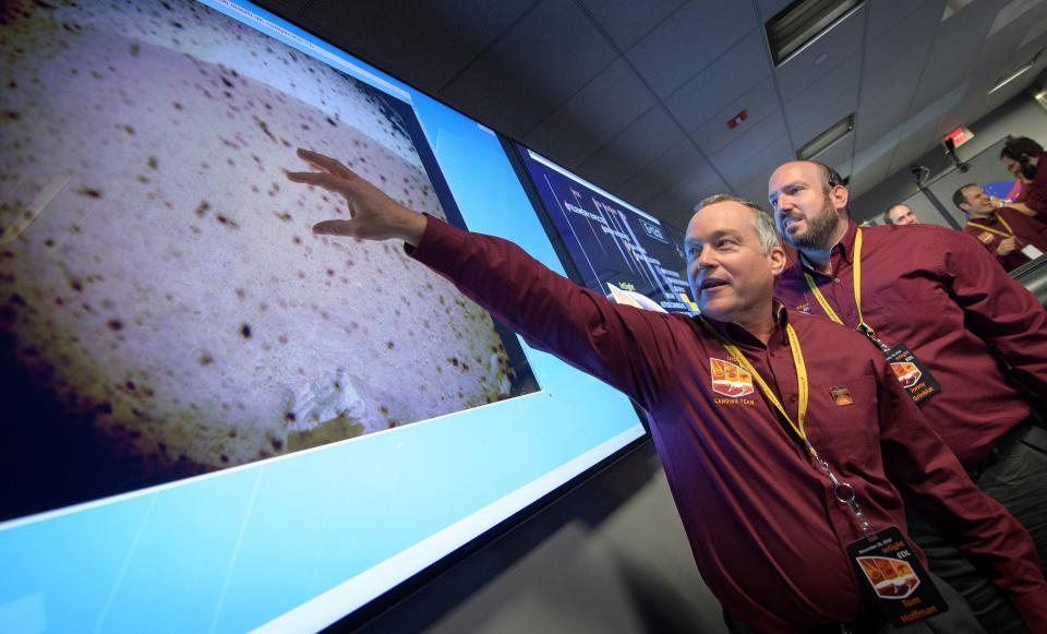 <p>Fotografía cedida por la NASA donde aparece el gerente del Proyecto InSight, Tom Hoffman (i), junto a Jonny Grinblat (d), ante la primera imagen llegada de Marte después del aterrizaje con éxito del módulo espacial en la superficie del planeta rojo hoy, lunes 26 de noviembre de 2018, en la sala de control del Laboratorio de Propulsión de la NASA en Pasadena (California, EE.UU.). Pasadena (EE.UU.). El modulo espacial InSight, la primera misión de la NASA que quiere estudiar específicamente el interior de Marte, aterrizó con éxito hoy a las 11.53 horas local (19.53 GMT) en la superficie del planeta rojo. EFE/Bill Ingalls/NASA/ </p>