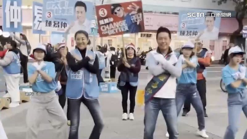 鍾易仲日前掃街時，大挑中國抖音「科目三」，遭對手許智傑轟是「舞統」。
