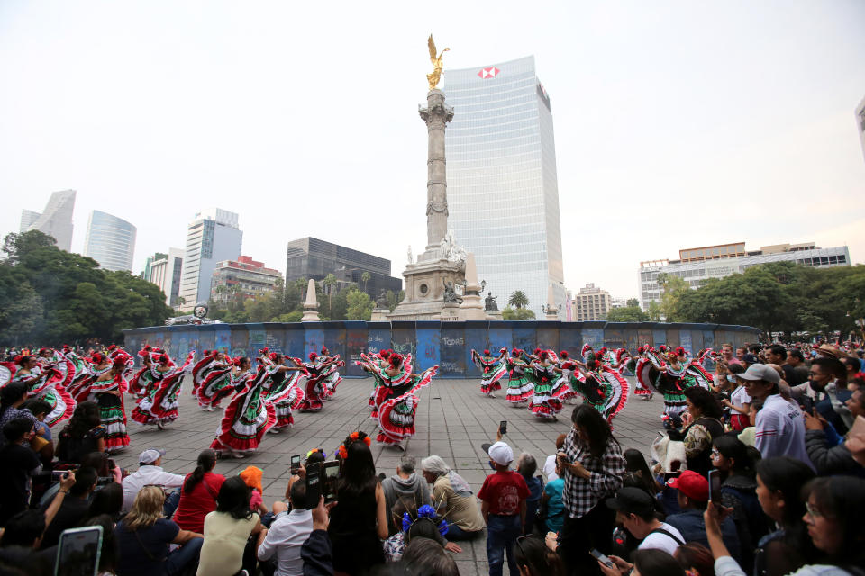 Varios intérpretes bailan durante el desfile del Día de Muertos en la Ciudad de México, el sábado 29 de octubre de 2022. (AP Foto/Ginnette Riquelme)
