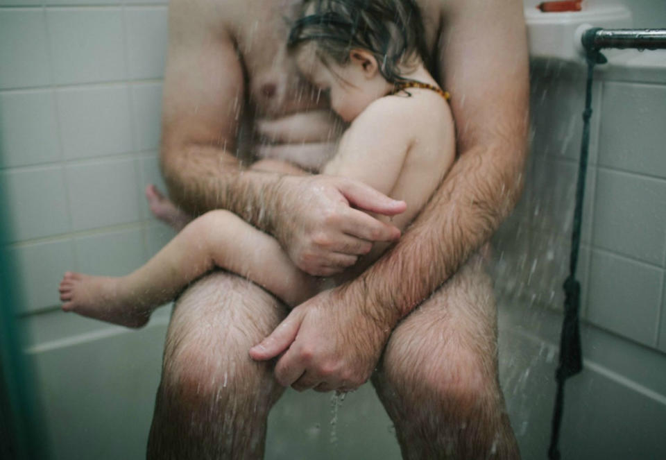 <p>En 2016, Facebook censuró esta imagen de Heather Whitten en la que su marido sujetaba en brazos a su hijo enfermo bajo la ducha. El motivo era que ambos aparecían desnudos. (Foto: Facebook / Heather Whitten). </p>