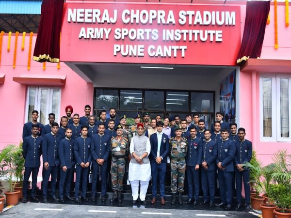 Defence Minister Rajnath Singh with armed force personnel (Photo/Twitter)