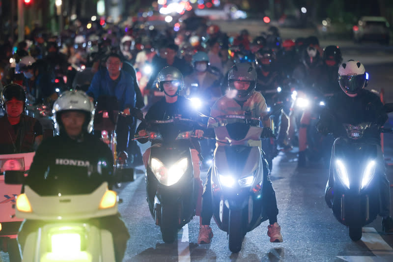 民間團體呼籲政府放寬機車路權 台灣機車路權促進會30日晚間在台北發起「路邊臨停 不放任，禁行惡法應廢除」機車遊行活動，現場聚集 不少自發性參與的機車騎士，以行動要求政府放寬機 車路權。 中央社記者趙世勳攝　113年3月30日 