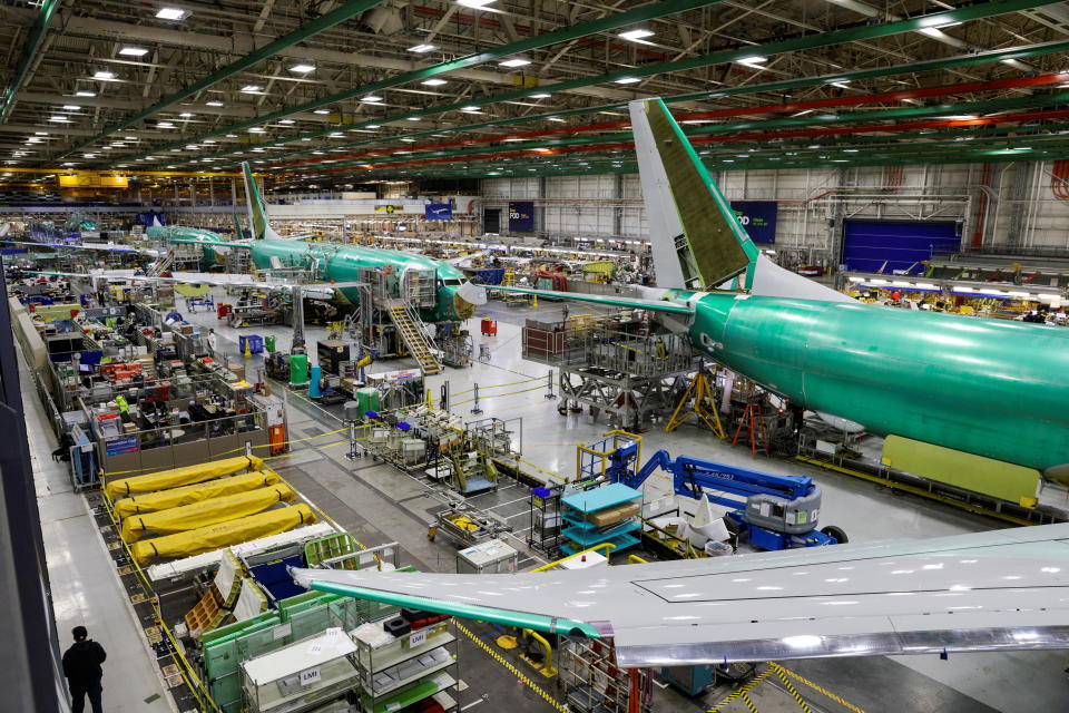 La línea de producción del avión de patrulla marítima Boeing P-8 Poseidon aparece en la fábrica 737 de Boeing en Renton, Washington, Estados Unidos, el 18 de noviembre de 2021. REUTERS/Jason Redmond