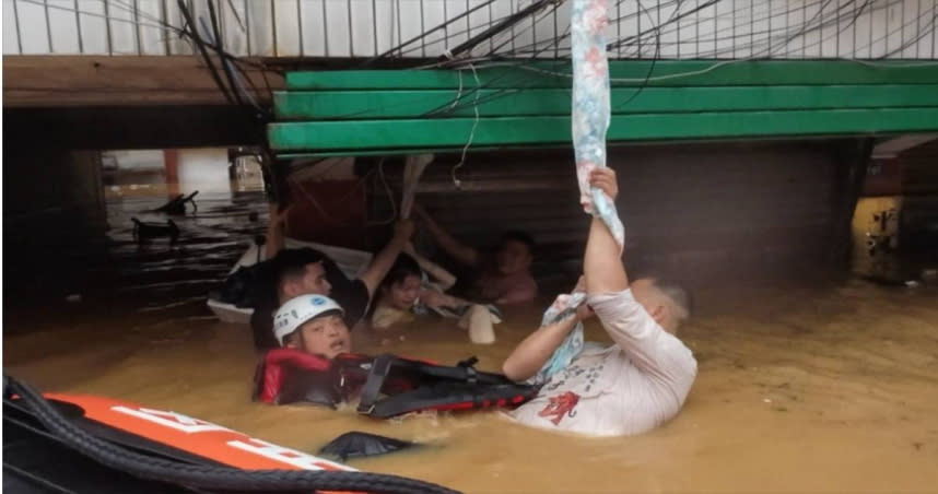 岳陽平江縣遭受嚴重洪災，救難隊員在洪水中發現4名受災民眾，其中3名男子互相幫助，在水中托住了一名已經神智不清的孕婦，並且堅持了好幾個小時。（圖／翻攝瀟湘晨報）