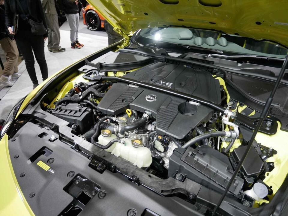 第七代日規Fairlady Z搭載新開發的 3.0 升 V6 雙渦輪增壓汽油引擎，最大馬力 405 匹、最大扭力 48.4kgm。© TOKYO AUTO SALON ASSOCIATION all rights reserved.