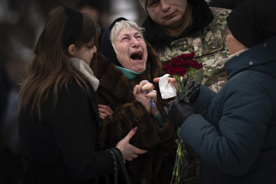 Archivo - Nina Nikiforov?, de 80 años, llora a las puertas de una iglesia en Kiev, Ucrania, el 11 de febrero de 2023, durante el funeral de su hijo Volodymyr, un militar ucraniano muerto en el este del país. Algunos expertos advierten que la guerra, en la que ya han muerto decenas de miles de personas en ambos bandos y ciudades enteras han quedado reducidas a ruinas, podría prolongarse durante años. (AP Foto/Emilio Morenatti, Archivo)