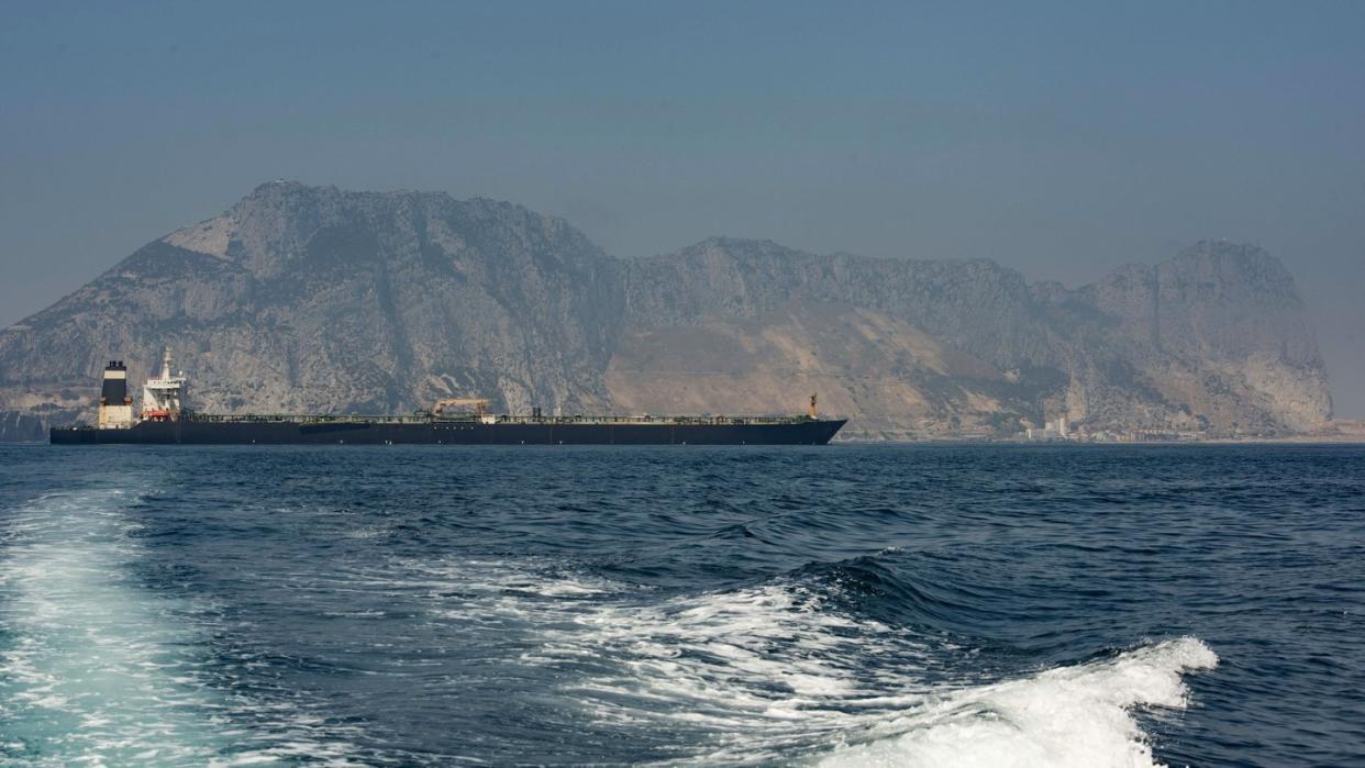 Der Supertanker «Grace 1» fährt in den Gewässern von Gibraltar. Foto: Marcos Moreno/AP