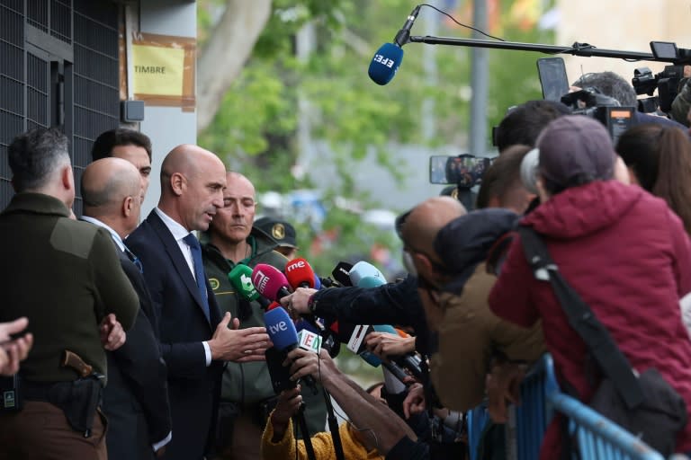 El expresidente de la Real Federación Española de Fútbol (RFEF) Luis Rubiales atiende a la prensa tras declarar ante la jueza que investiga presuntos contratos irregulares durante su mandato, el 29 de abril de 2024 en Madrid (Pierre-Philippe Marcou)