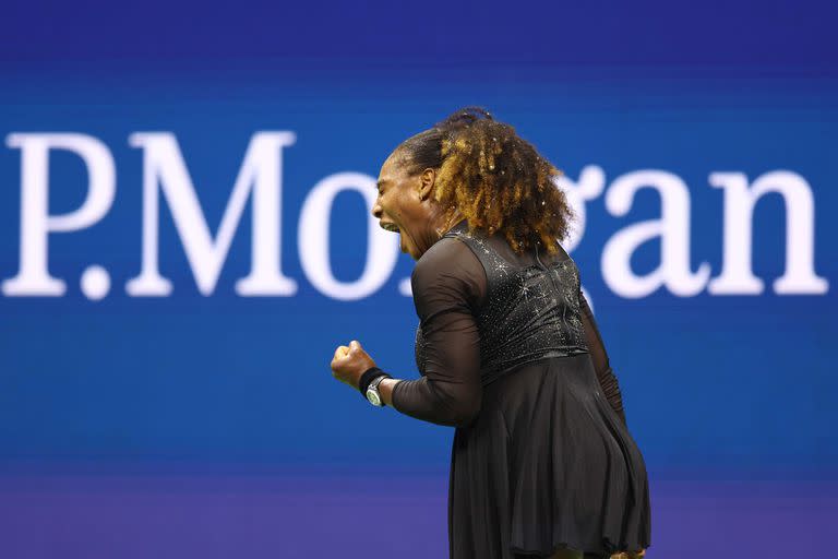 El puño, el grito de desahogo; Serena y un gesto singular tras ganar un punto vital en una noche especial en Flushing Meadows