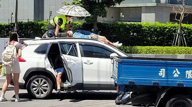 林姓女乘客噴飛掉落在計程車車頂。翻攝自臉書社團重機車友 ❘ 各區路況天氣、資訊分享中心