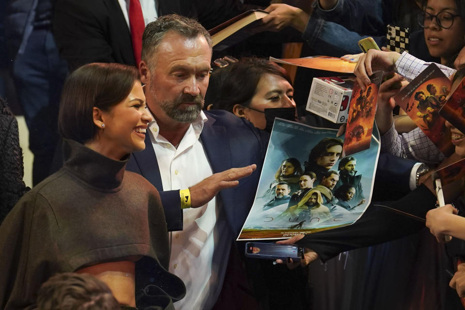La actriz estadounidense Zendaya sonríe al firmar autógrafos en la alfombra roja de la película "Dune: Part Two", en la Ciudad de México el martes 6 de febrero de 2024. (Foto AP/Marco Ugarte)