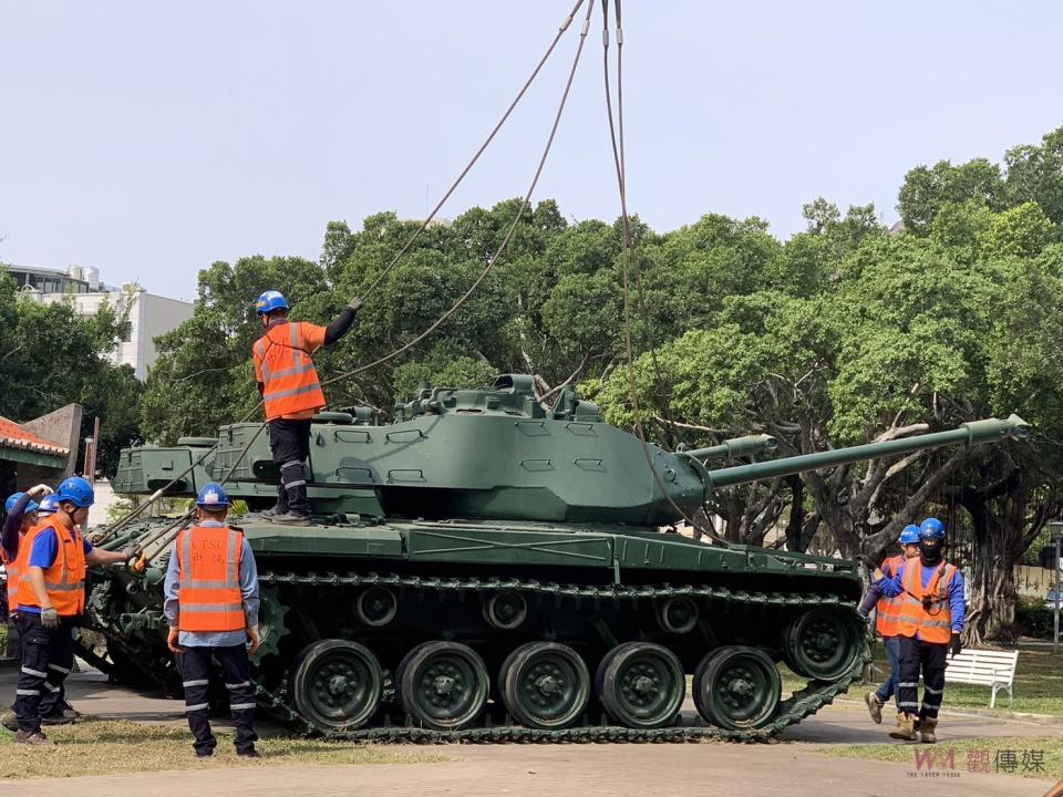 ▲彰化市金馬公園將辦理第2期改造工程，2輛M41戰車在公園鎮守已有20年，進行吊離繳回國防部。（圖／記者陳雅芳攝，2023.03.29）