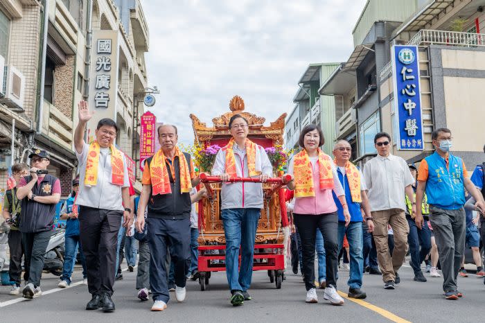 桃園市長張善政率市府團隊與龍元宮主委、立委、議員一同扶轎護送神農大帝、武財神及媽祖，帶領遶境隊伍步行前進。圖：市府提供