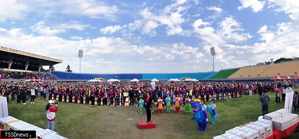 縣長王惠美與縣府團隊以及千名鄉親們一同參加升旗典禮，齊唱國歌向國旗致敬，共同展現團結及愛護中華民國的心。<br /><br />（記者方一成攝）