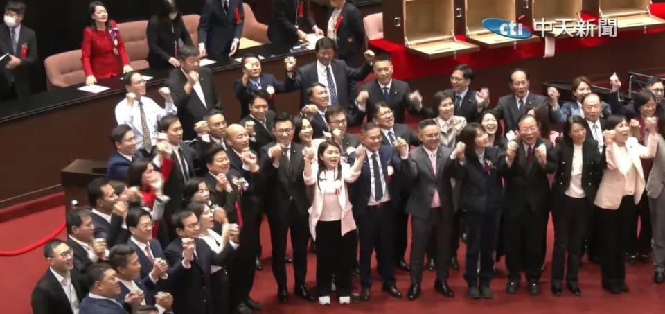 韓國瑜當選立法院長，國民黨立委們在議場內歡呼。（圖/中天新聞）