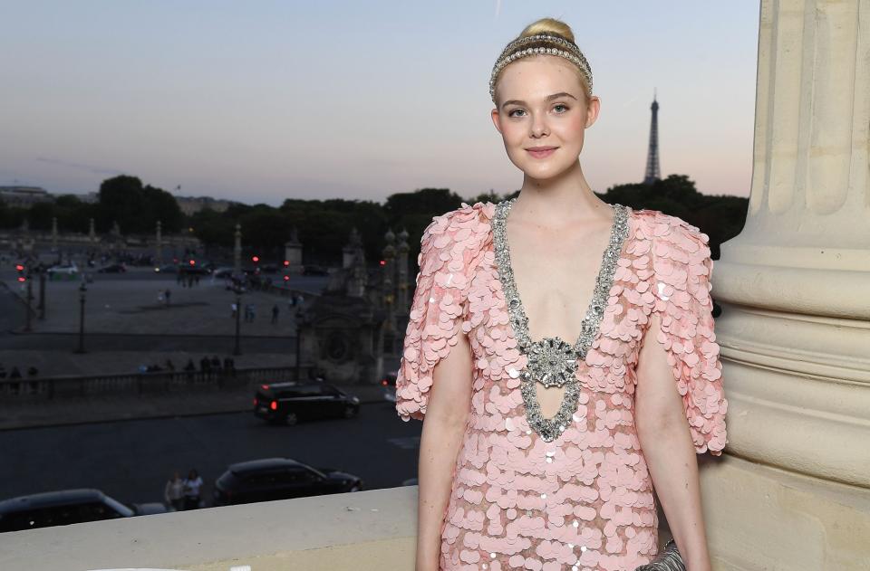 <p>A sus 19 años, Elle Fanning, derrochó elegancia y finura durante un evento nocturno celebrado por la firma Miu Miu en la capital francesa.</p> 