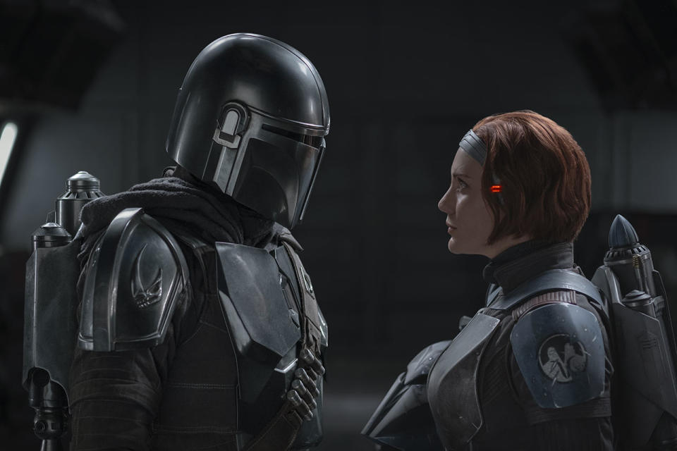 Din Djarin in his mask talks to Bo-Katan without hers on The Mandalorian