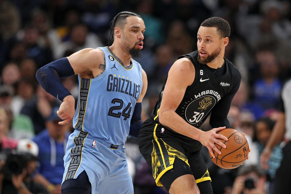 Dillon Brooks（圖左）防守Stephen Curry。（Photo by Justin Ford/Getty Images）