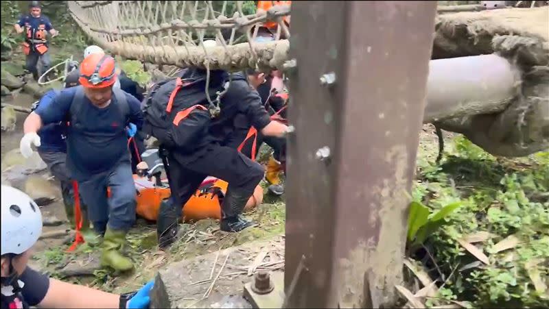 2名登山客搬運過程及送醫。（圖／翻攝畫面）