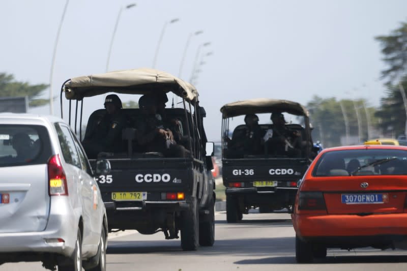 Forces de sécurité sur le chemin de la station balnéaire de Grand-Bassam, près d'Abidjan. Au moins 12 personnes, dont quatre Européens, ont été tuées dimanche lors d'une fusillade dans la station balnéaire ivoirienne. /Photo prise le 13 mars 2016/REUTERS/Joe Penney